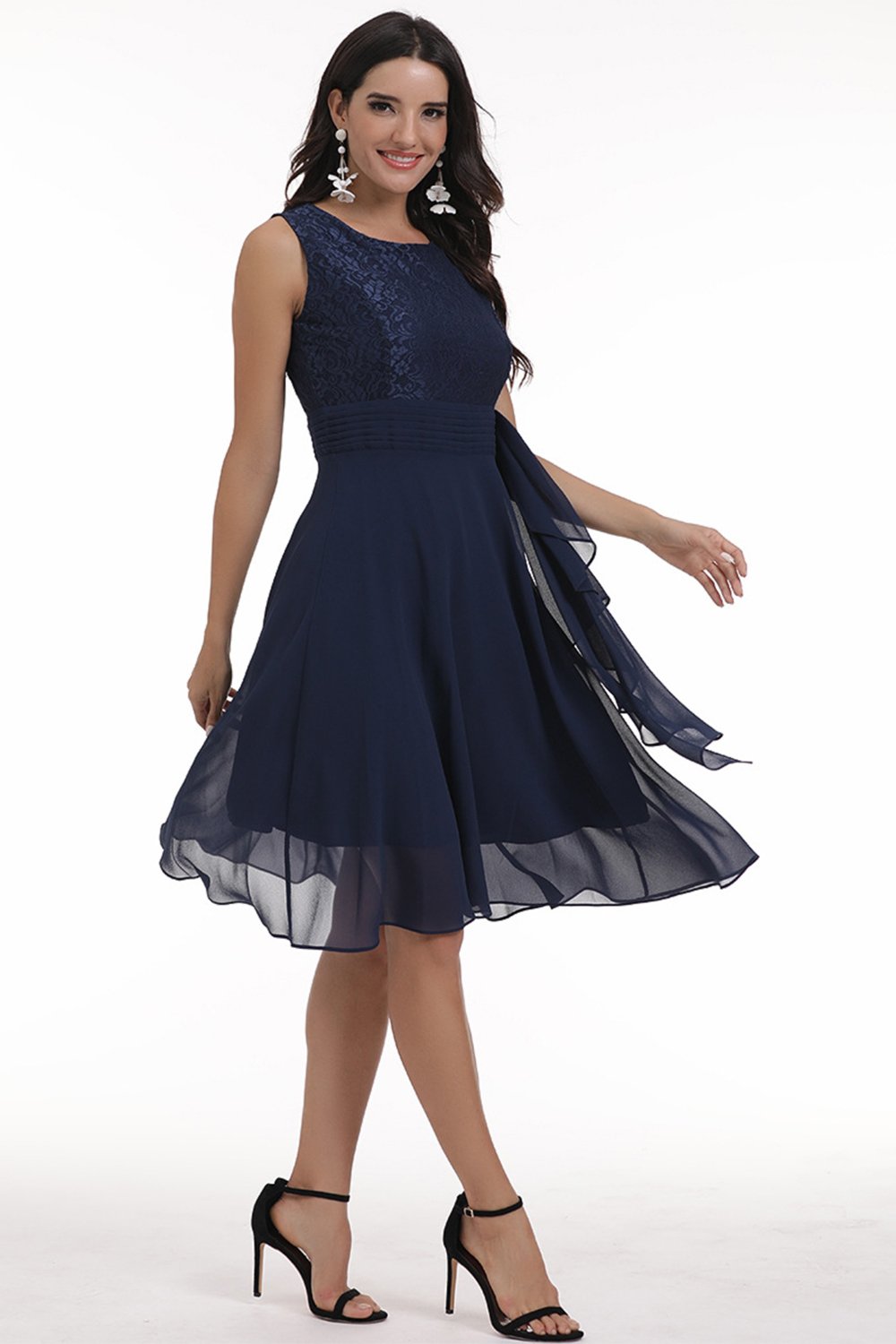 Robe de mariée en dentelle marine avec volants
