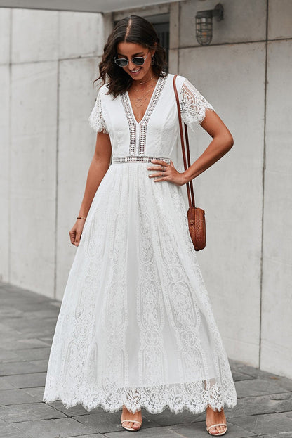 Robe en dentelle blanche à col en V