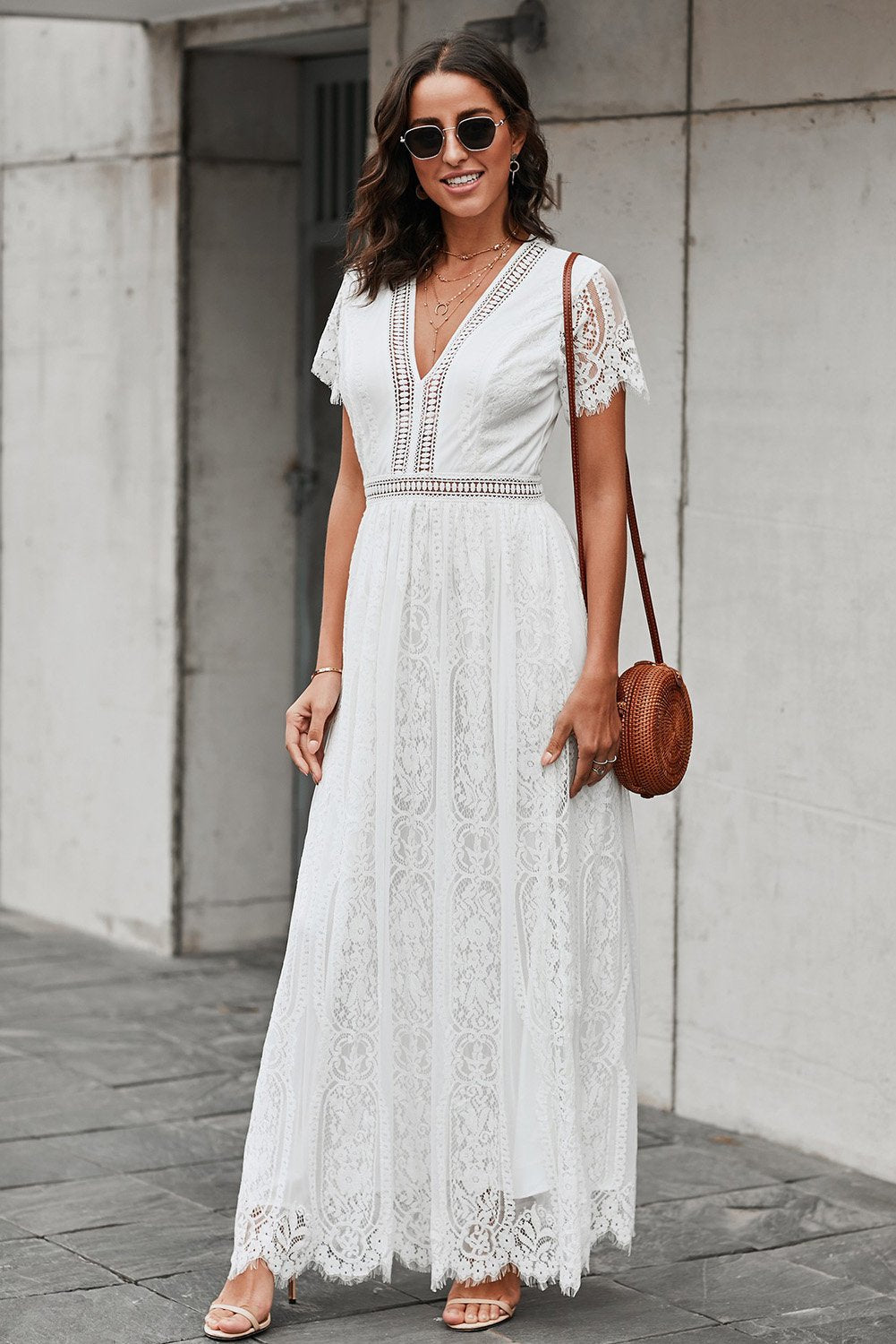 Robe en dentelle blanche à col en V