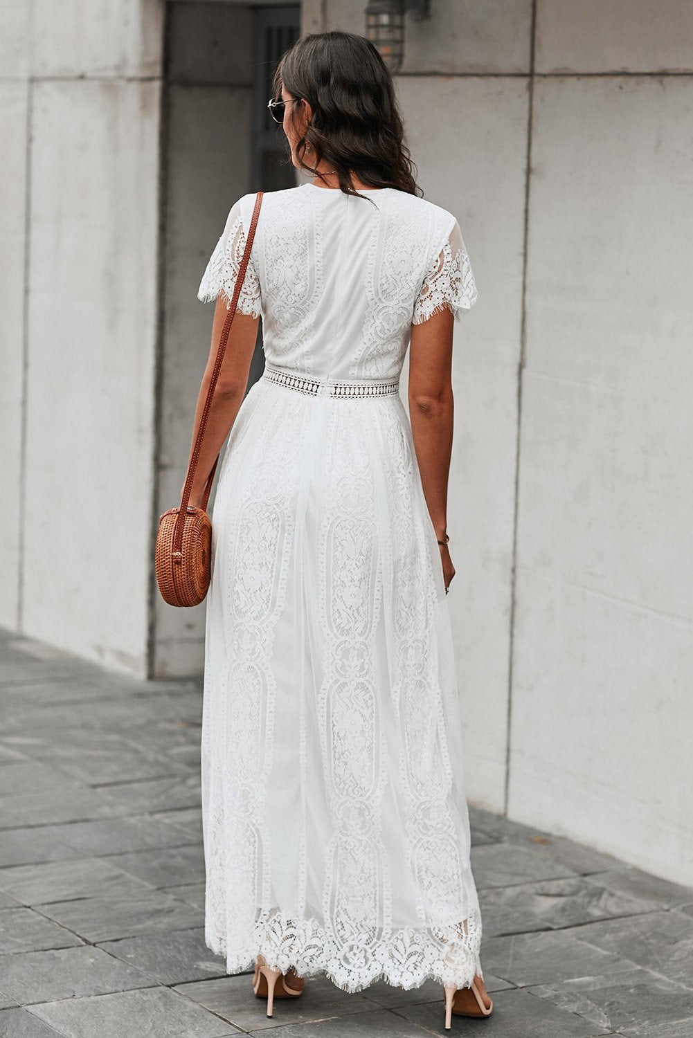 Robe en dentelle blanche à col en V