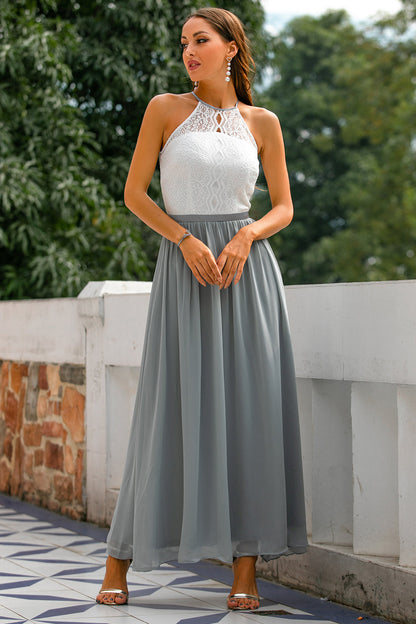 Robe longue grise à dos ouvert